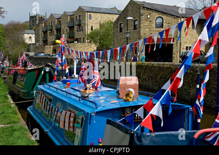 Barche strette sul canale al Skipton Waterway Festival North Yorkshire Inghilterra Regno Unito GB Gran Bretagna Foto Stock