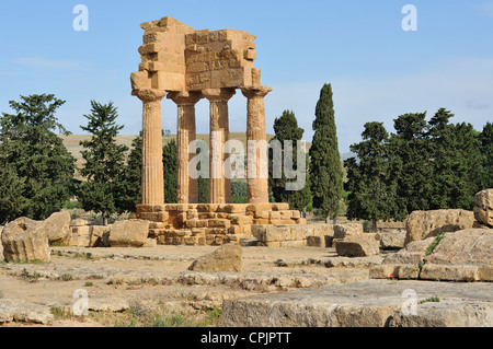 Agrigento. Sicilia. L'Italia. Tempio dei Dioscuri (aka tempio di Castor & Pollux), la Valle dei Templi sito archeologico. Foto Stock