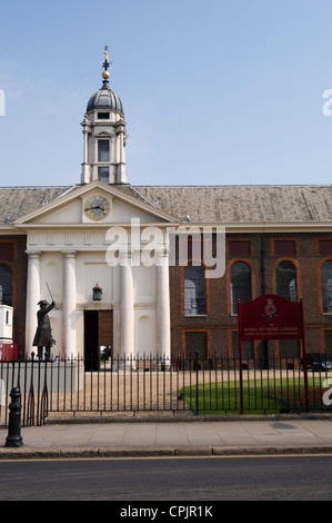 Una vista dell'ingresso principale del Royal Hospital Chelsea, casa di Chelsea pensionati in vi famoso rosso cappotti. Foto Stock
