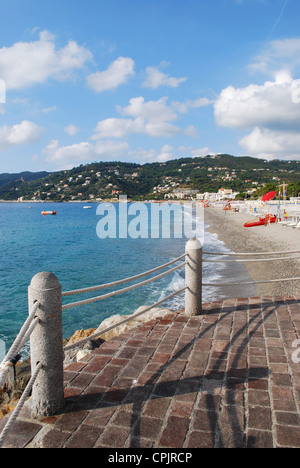 Panorama di Spotorno village, a piedi e la spiaggia, mare Mediterraneo, Liguria, Italia Foto Stock