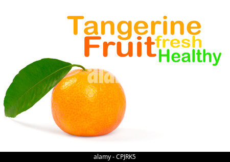 Il mandarino con foglie verdi isolati su bianco Foto Stock