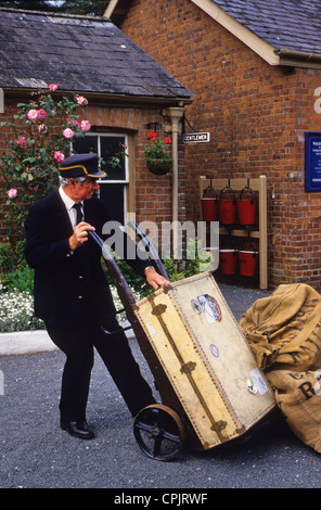 La stazione master bagagli mobile sulla piattaforma a staverton stazione a Buckfastleigh Steam Railway , staverton, DEVON REGNO UNITO Foto Stock