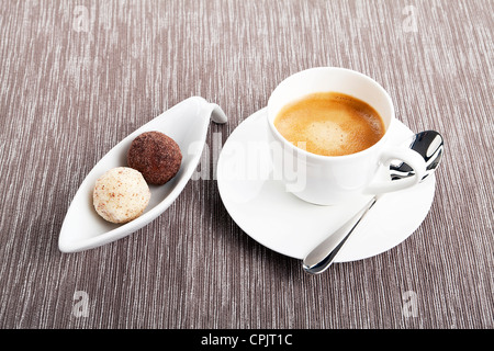 Tazza di caffè con un misto di praline Foto Stock