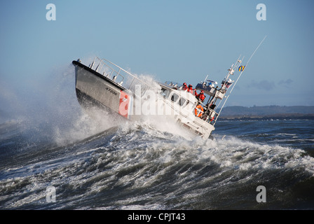 US Coast Guard equipaggio pratica entrata in Columbia River Bar durante la formazione presso il National Motor scialuppa di salvataggio Scuola Febbraio 08, 2011 in Ilwaco, WA. Foto Stock