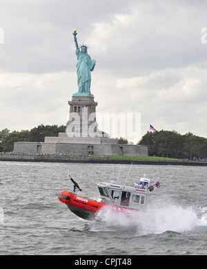 Un USCG 25-piede di risposta rapida pattuglie in barca del porto di New York passato la Statua della Libertà Settembre 23, 2009 a New York, NY. Foto Stock