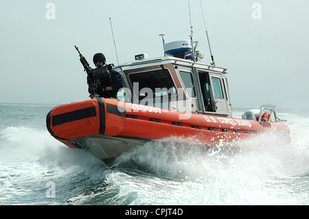 Un USCG in materia di sicurezza marittima e di team di sicurezza di pattuglie della Baia di San Francisco in un 25-piede barca risposta 22 luglio 2008 a San Francisco. Foto Stock