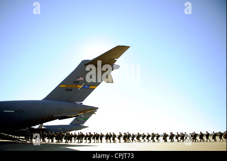 US Army paracadutisti assegnato all'ottantaduesima Airborne Division prepararsi a bordo di una C-17 Globemaster III 9 Febbraio 2011a Papa Air Force Base in North Carolina Foto Stock
