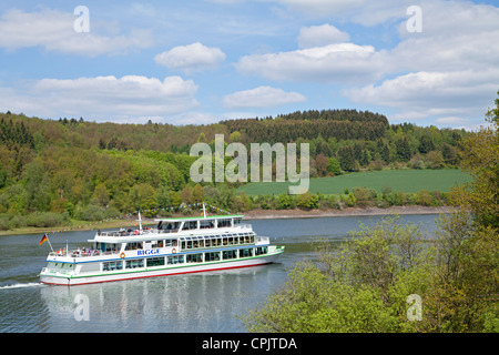 Escursione in barca sul Lago Bigge vicino a Rhode, Sauerland, Renania Settentrionale - Westfalia, Germania Foto Stock