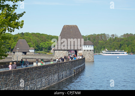 Diga in calcestruzzo, Lago Moehne (Moehnesee), Sauerland, Renania settentrionale-Vestfalia, Germania Foto Stock