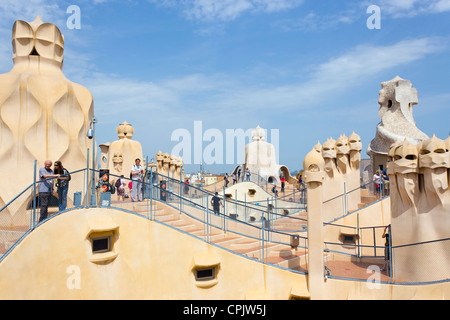 Passeig de Gràcia, Barcellona, in Catalogna, Spagna. Torri di ventilazione sul tetto della Casa Milà, meglio conosciuta come La Pedrera . Foto Stock