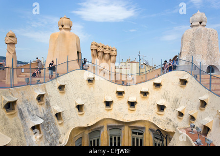 Passeig de Gràcia, Barcellona, in Catalogna, Spagna. Torri di ventilazione sul tetto della Casa Milà, meglio conosciuta come La Pedrera . Foto Stock