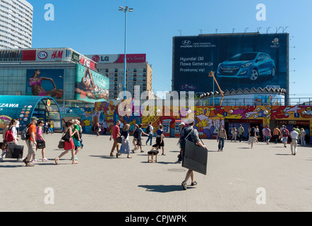 Persone che lasciano la Metropolitana di Varsavia ingresso con Euro 2012 Progettazione, Polonia. Foto Stock