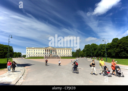 Slottet Royal Palace esterno e da Karl Johans Gate, Oslo, Norvegia, Scandinavia, Europa Foto Stock