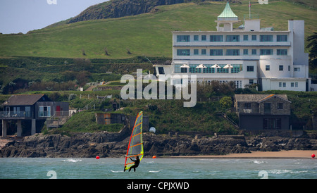 Un windsurf in azione nella parte anteriore del Burgh Island hotel in South Devon. Foto Stock
