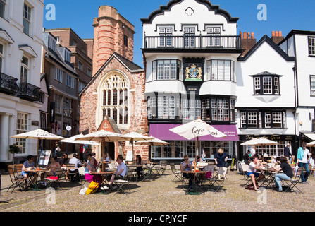 Exeter Cathedral Yard mostra Mol's Coffee House e outdoor cafe posti a sedere Foto Stock