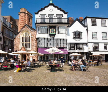 Exeter Cathedral Yard mostra Mol's Coffee House e outdoor cafe posti a sedere Foto Stock