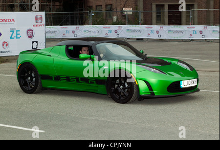 La Tesla Roadster, ad alte prestazioni, tutti vettura sportiva elettrica, essendo dimostrato sulla pista di prova a ecovelocity, 2011 Foto Stock