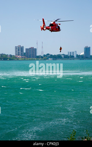 Detroit, Michigan - USA Coast Guard dimostra acqua salvataggio tecniche sopra il fiume Detroit. Foto Stock