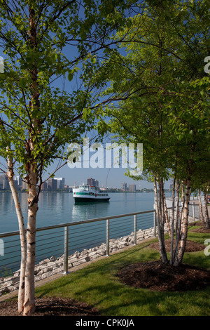 Detroit, Michigan - Il fiume Detroit, separando gli Stati Uniti e, al di là del fiume, Windsor, Ontario in Canada. Foto Stock