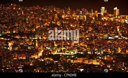 La città di notte sfondo, bellissimo paesaggio urbano, Beirut con luci di strada, edifici alti e grattacieli,panoramica città scuro Foto Stock