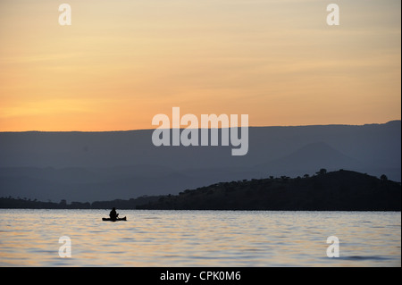 Pescatore sulla sua barca all'alba sul lago Baringo Kenya - Africa orientale Foto Stock