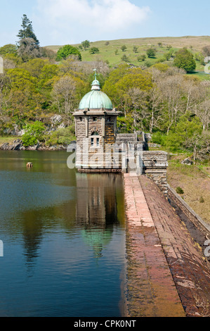 Pen y Garreg serbatoio e diga nella valle di Elan Powys Mid Wales UK - parte del serbatoio di alimentazione complessi Birmingham Foto Stock