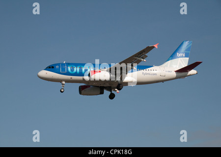 Il bmi British Midland Airbus A319-131 (G-DBCF) attorno alla terra all'aeroporto di Heathrow di Londra, Regno Unito. Feb 2012 Foto Stock