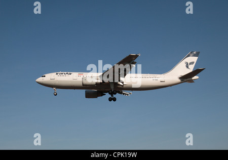 L'Iran Air Airbus A300B4-605R (EP-IBA ) attorno alla terra all'aeroporto di Heathrow di Londra, Regno Unito. Feb 2012 Foto Stock