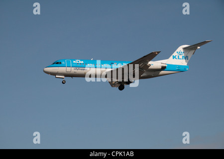 Il KLM Cityhopper Fokker 70 (F-28-0070) (PH-WXA) attorno alla terra all'aeroporto di Heathrow di Londra, Regno Unito. Feb 2012 Foto Stock