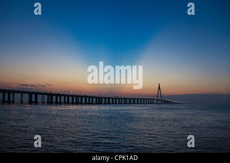 Hangzhou Bay Bridge, mondo il terzo più lungo ponte sul mare, misurando 22 miglia in lunghezza, nella provincia di Zhejiang, Cina Foto Stock