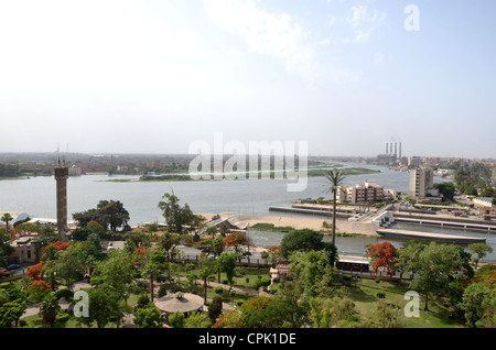 Vista del fiume Nilo da nord il Cairo sobborgo di Shubra guardando a Nord, con Shubra power station visibile. Foto Stock