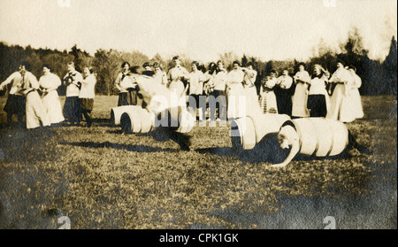 Antique 1908 fotografia, Barrel roll giochi sul giorno di maggio a Wheaton College in Norton, Massachusetts. Foto Stock