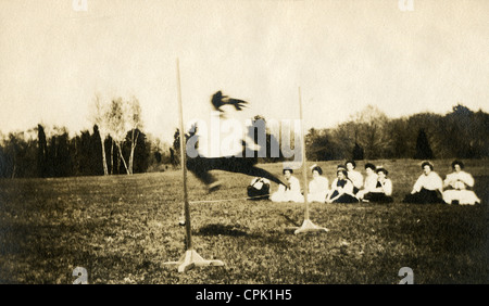 Antique 1908 fotografia, salto in alto giochi sul giorno di maggio a Wheaton College in Norton, Massachusetts. Foto Stock