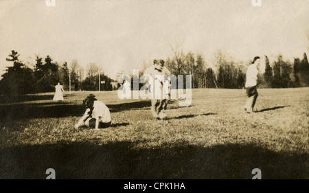 Antiquariato fotografia 1908, sacco gara giochi sul giorno di maggio a Wheaton College in Norton, Massachusetts. Foto Stock