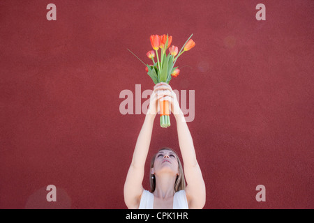 Sposa tenendo un bouquet di tulipani sempre pronti a gettare i fiori dopo la cerimonia. Foto Stock