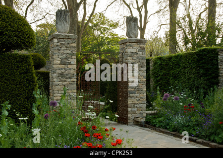 RHS Chelsea Flower Show 2012 Il Brewin Dolphin giardino disegnato da Cleve West e premiato Best in Show, vista di cancelli anteriore e la semina. Foto Stock