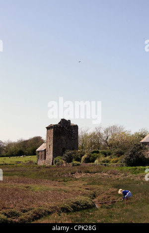 Bambini che giocano vicino la casa torre in angolo Foto Stock