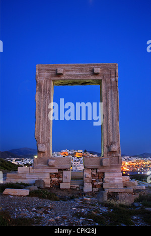 Il Portara (Tempio di Apollo) e Chora ("capitale" dell'isola di Naxos in background. Cicladi Grecia Foto Stock