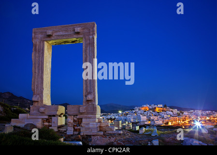 Il Portara (Tempio di Apollo) e Chora ("capitale" dell'isola di Naxos in background. Cicladi Grecia Foto Stock