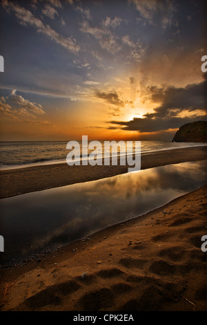 Tramonto a Agia Markella beach, vicino a Volissos, isola di Chios, nord-est Egeo, Grecia Foto Stock