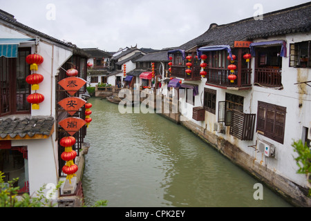 Case tradizionali sul Grand Canal, Zhujiajiao, nei pressi di Shanghai, Cina Foto Stock