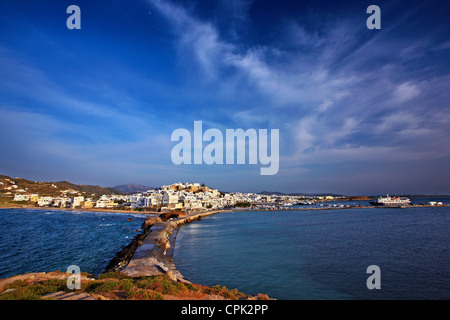 La Chora ("capitale" dell'isola di Naxos con il castello di Sanoudos sulla parte superiore, come si vede dal 'Portara', Cicladi Grecia Foto Stock