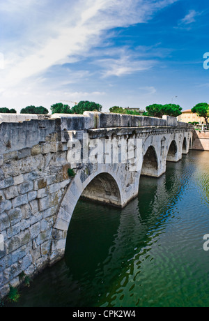 Il famoso Ponte di ponte di Tiberio a Rimini Italia che dispone di cinque archi semicircolari,conosciuto anche come il Ponte di Tiberio. Foto Stock