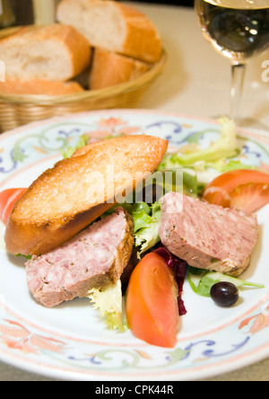 French country style Terrina di carne di maiale de campagne patè di maiale insalata come fotografato in Monaco Monte Carlo Foto Stock