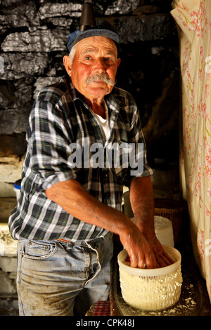 Il sig. Giorgos Demeneopoulos (nickname 'Manoadas') tradizionale casaro dal villaggio di Filoti, Naxos, Cicladi Grecia. Foto Stock