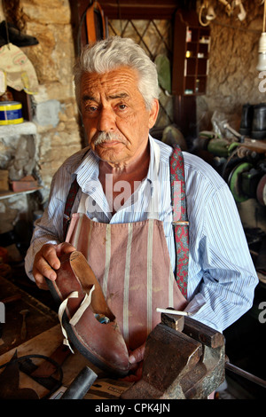 Il sig. Lefteris Karapatis dal villaggio Apiranthos, uno degli ultimi calzolai tradizionali dell'isola di Naxos, Cicladi Grecia. Foto Stock