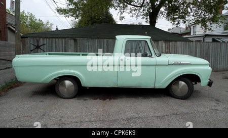 Verde classico Ford F100 pickup truck Roncisvalle Toronto Ontario Canada KATHY DEWITT Foto Stock