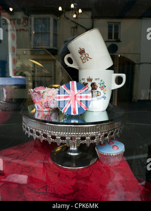 Queen Elizabeth II Diamond Jubilee 2012 vetrine tazze tazze Union Jack cupcakes in Llandeilo negozio Carmarthenshire Galles UK KATHY DEWITT Foto Stock