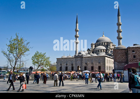 Le persone nel mercato di strada vicino alla nuova moschea - Istanbul, Turchia Foto Stock