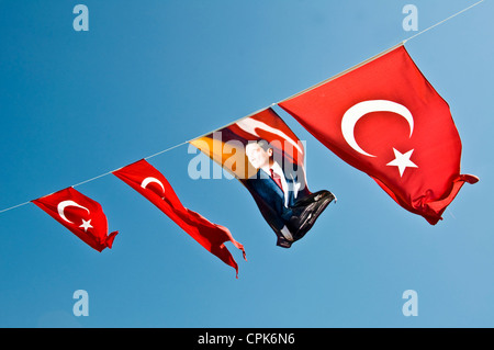 Quattro bandiere turche contro il cielo blu, uno di loro con un ritratto di Mustafa Kemal Atatürk - Istanbul, Turchia Foto Stock